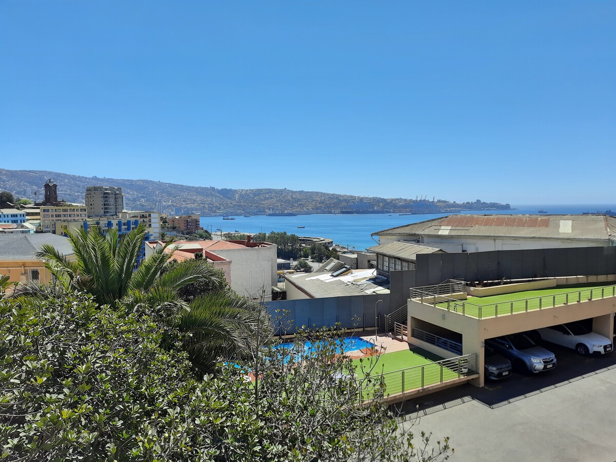 Casa segundo piso con linda terraza a la bahía.