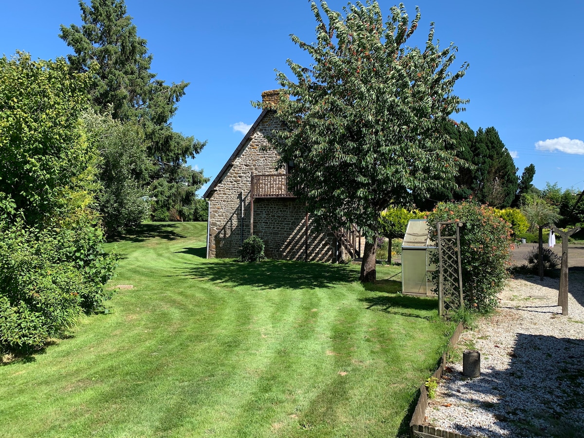 僻静迷人的双卧室小屋，加热游泳池