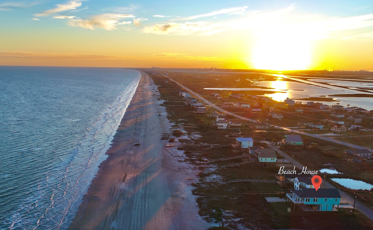 Beautiful Beachfront Home - Whitecaps Beach House!