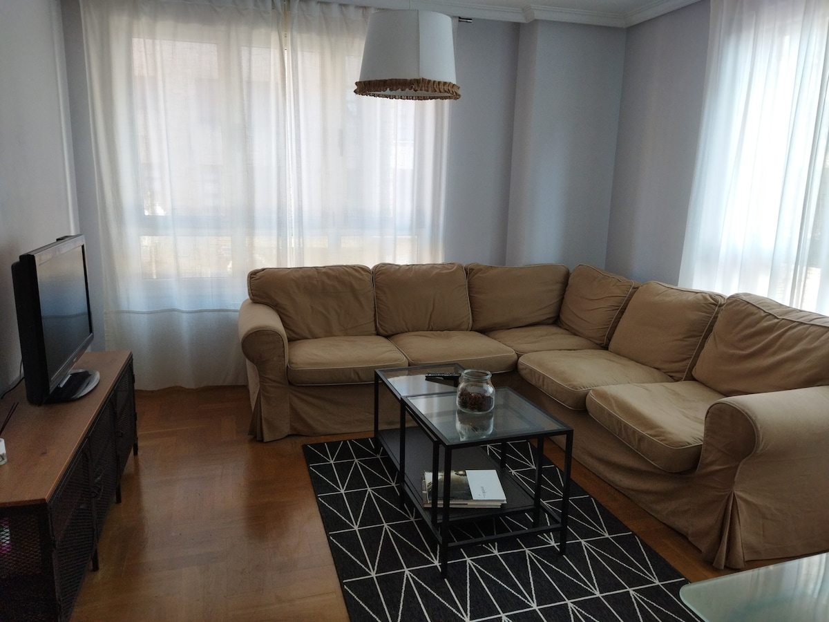 位于Oviedo的舒适公寓，配备停车位和无线网络