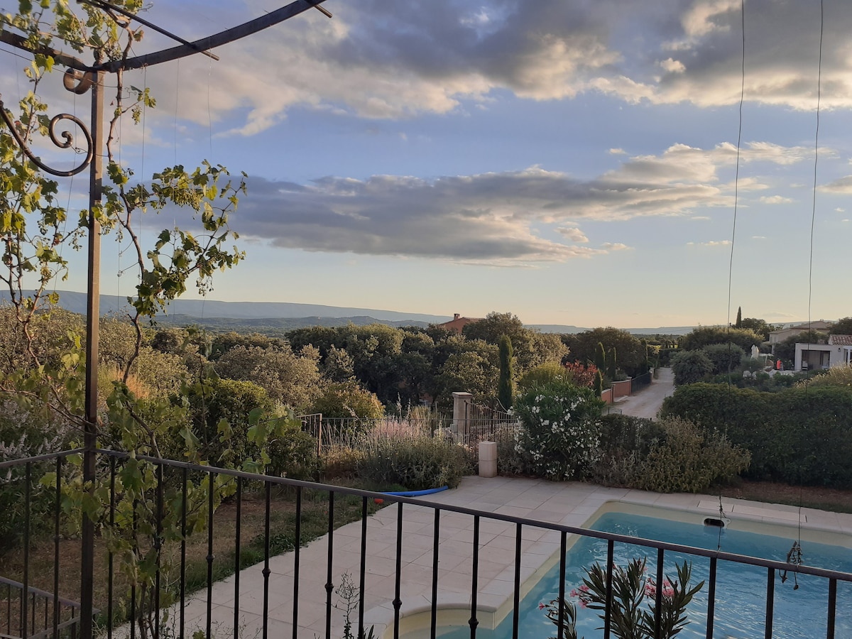 Belle villa avec piscine et vue sur le Luberon