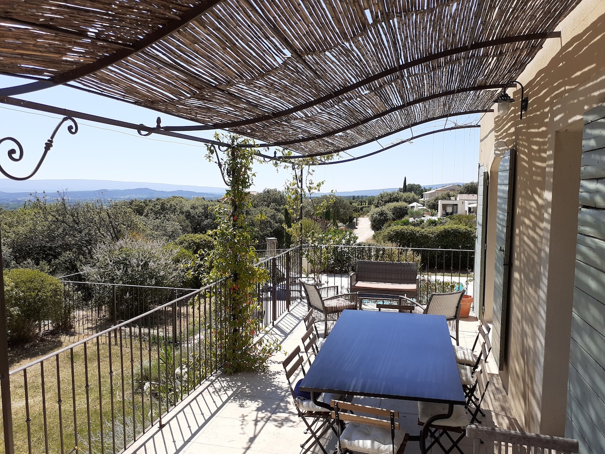 Belle villa avec piscine et vue sur le Luberon