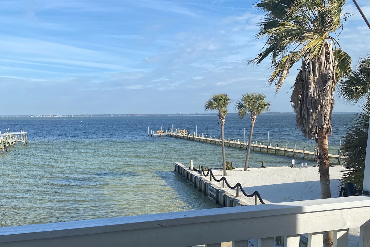 Waterfront end unit: VIEW! pool, pier, and beaches