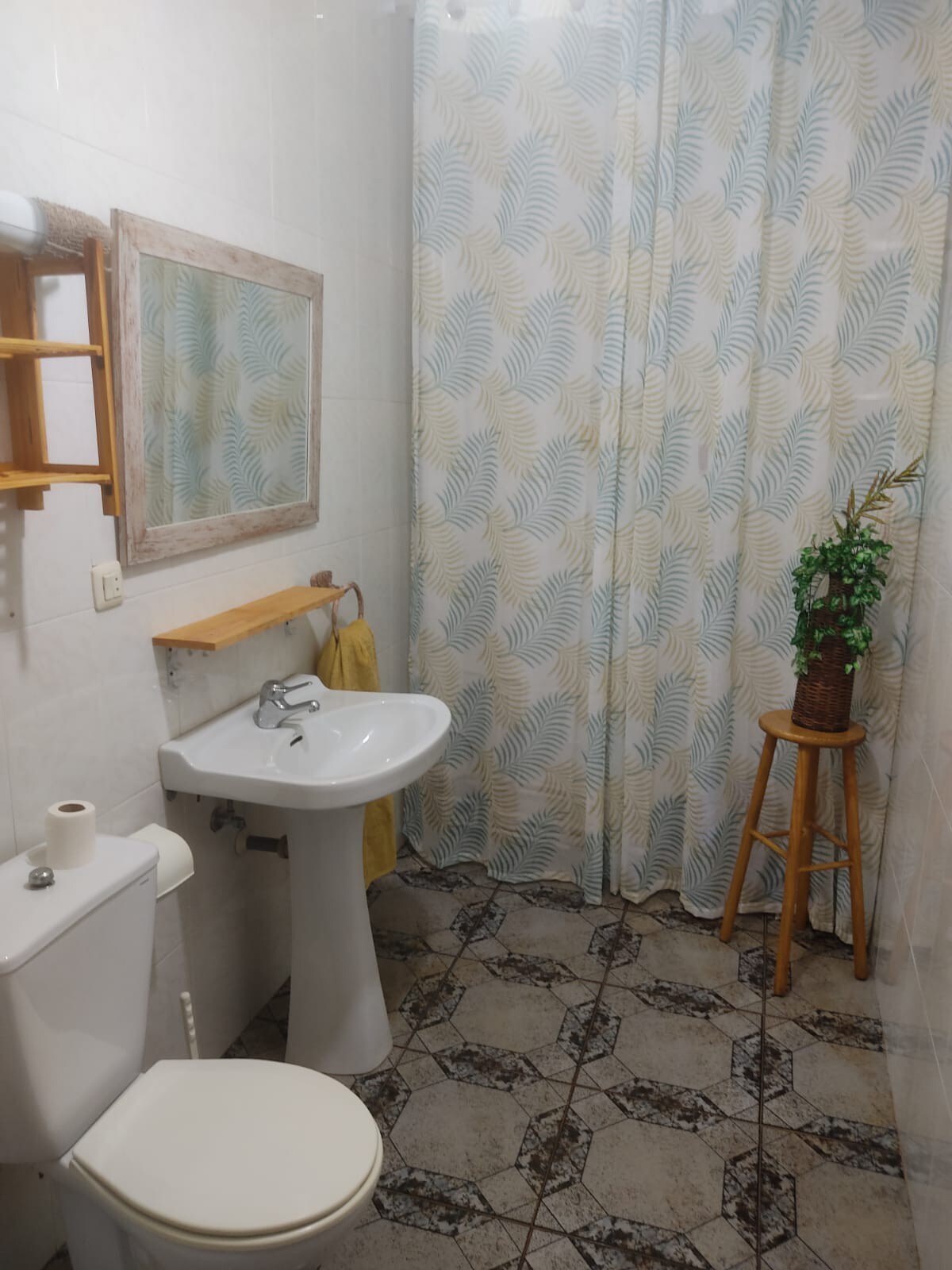 Dormitorio con cocina incorporada y baño privado