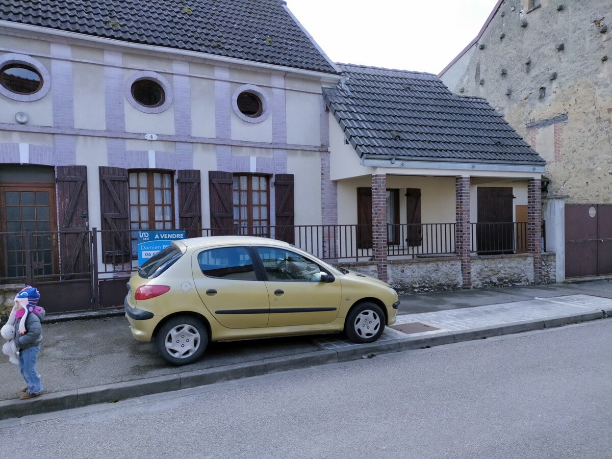 Chambre avec toilette privée et parking gratuit