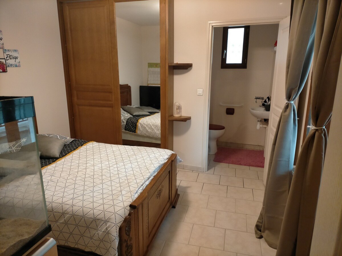 Chambre avec toilette privée et parking gratuit