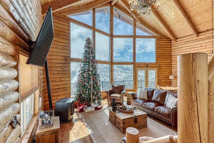 俯瞰滑雪坡的壮观度假木屋。