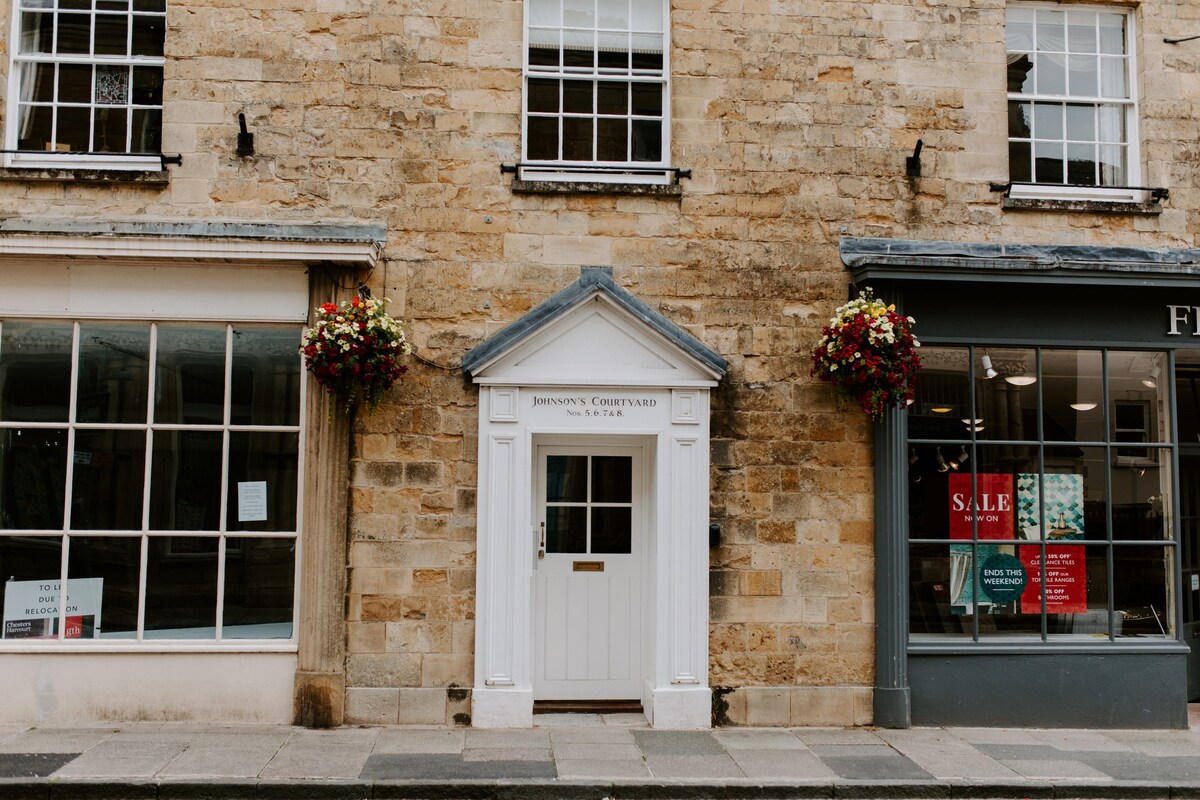 The Loft in Sherborne: central with parking