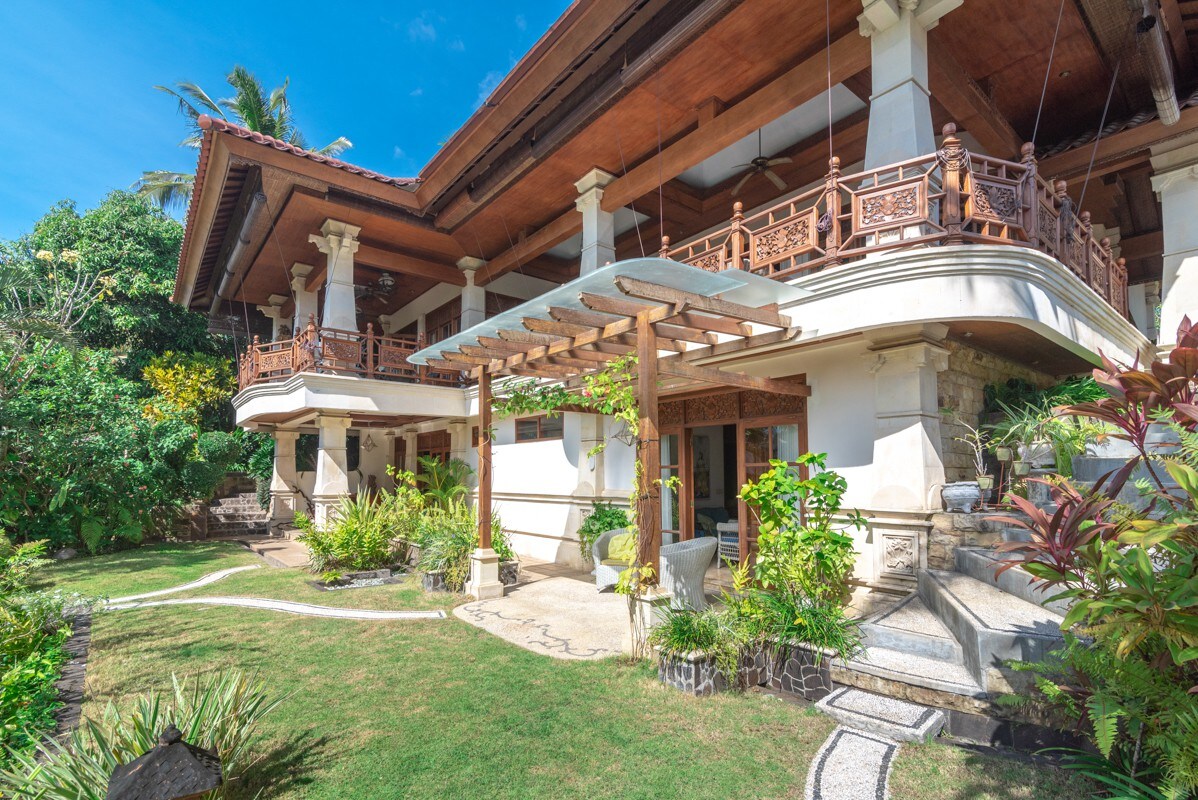巴厘岛豪华度假屋，可欣赏山景和海滩景观