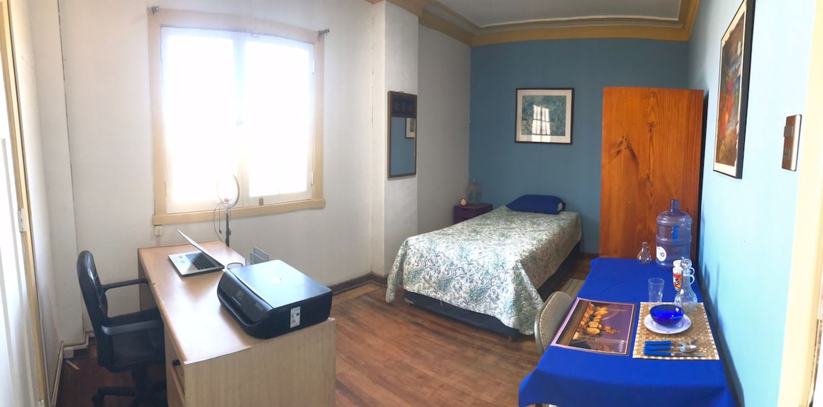 Amplio dormitorio en mansión