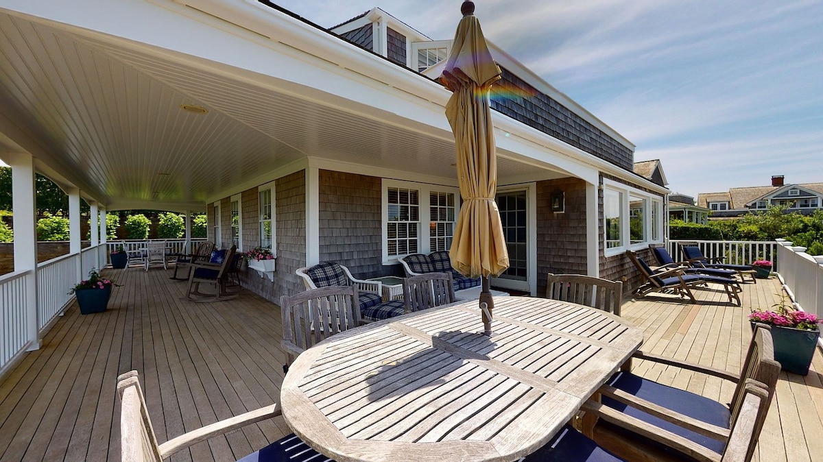 Classic 5 bed/4 bath Nantucket Home