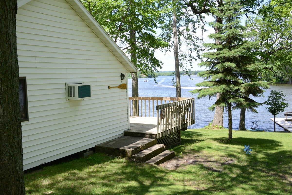 Rest Haven - 2 Bedroom cabin on the lake shore!
