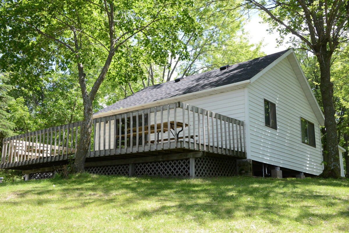 Rest Haven - 2 Bedroom cabin on the lake shore!