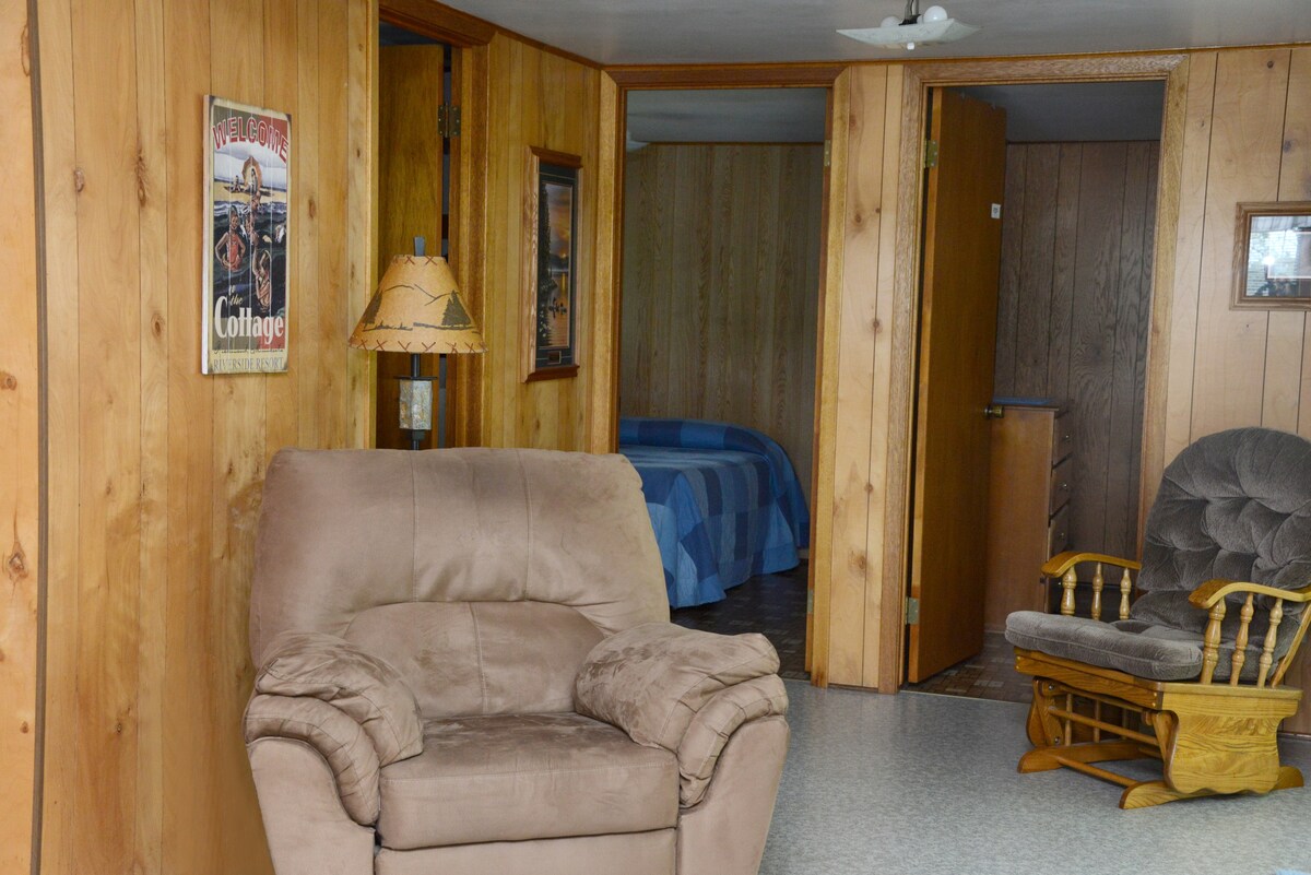 Paddle Inn - 3 Bedroom Cabin on the Lake Shore!