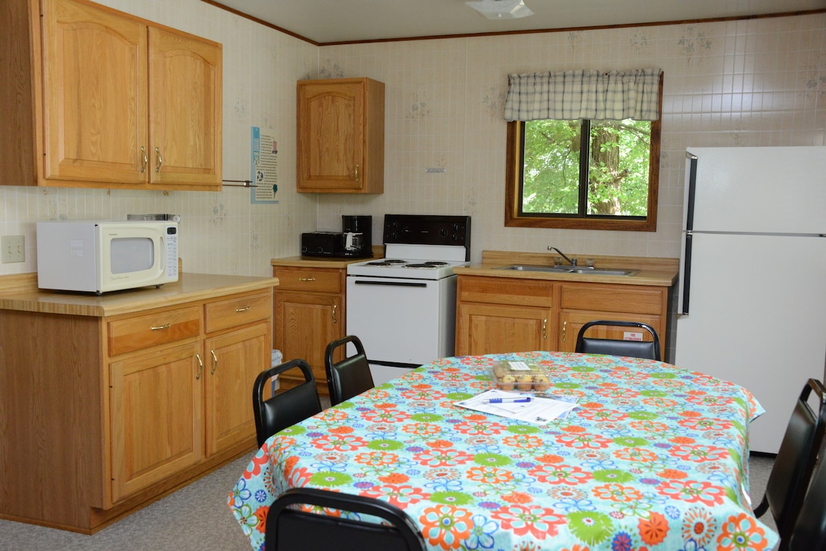 Paddle Inn - 3 Bedroom Cabin on the Lake Shore!