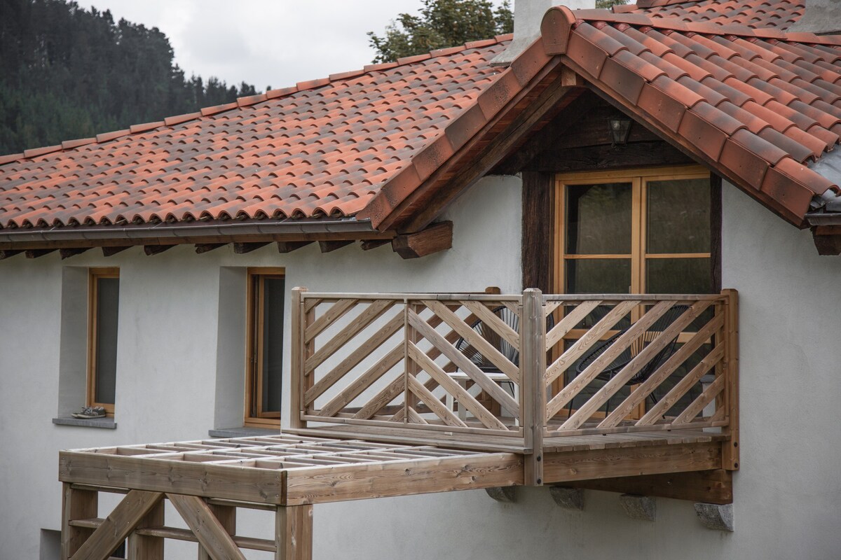 Estudio con balcon en casa rural.