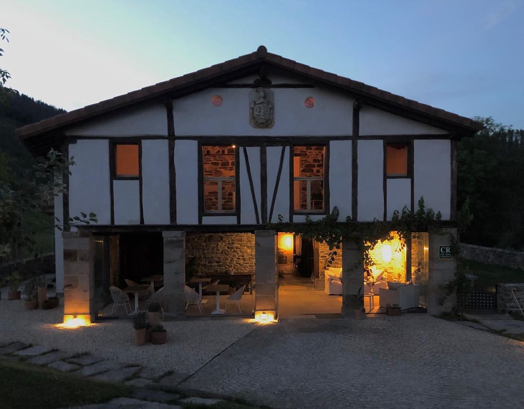 Estudio con balcon en casa rural.