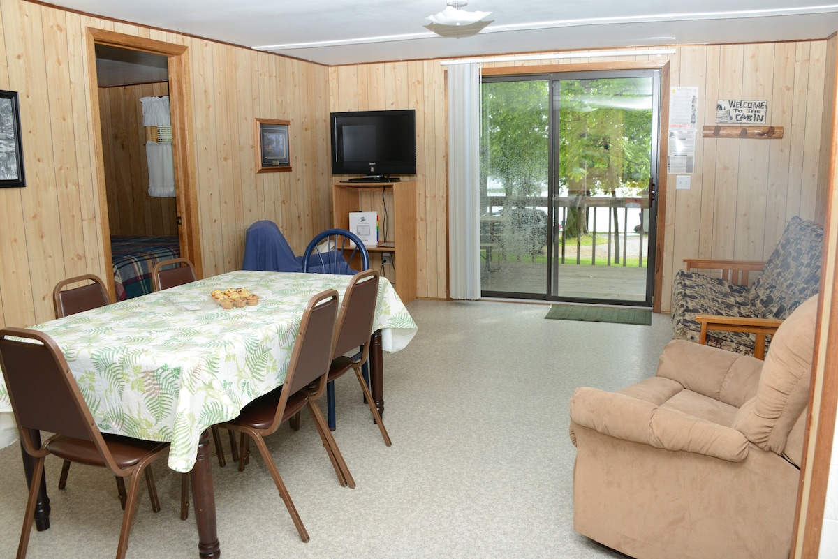 Summer Breeze - 3 Bedroom Cabin near Lake Shore!