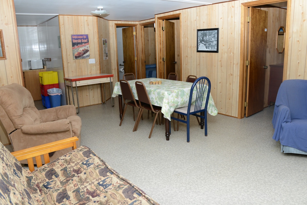 Summer Breeze - 3 Bedroom Cabin near Lake Shore!