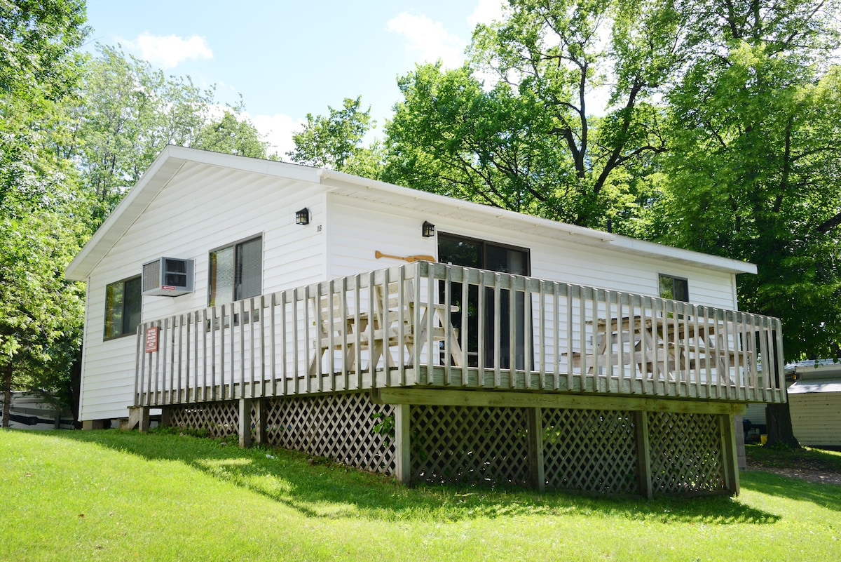 Sunset Bay - 3 Bedroom Cabin with Lake View!