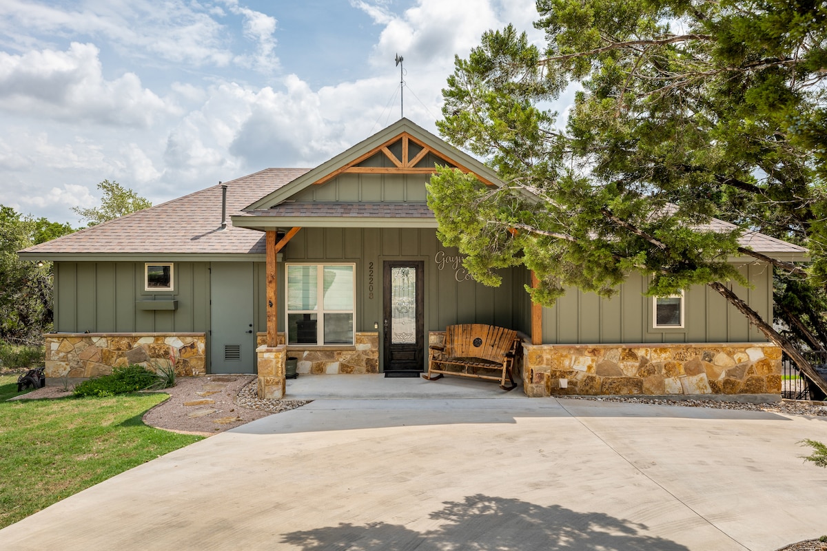 Cozy Leander Hilltop Cottage