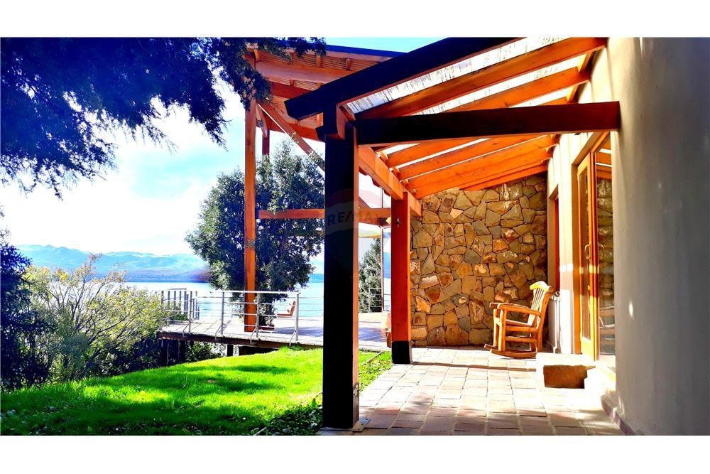 Casa con costa de lago en Bariloche
