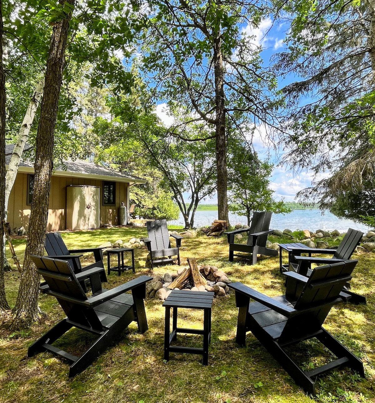 Cozy cabin steps from the lake with amazing view!