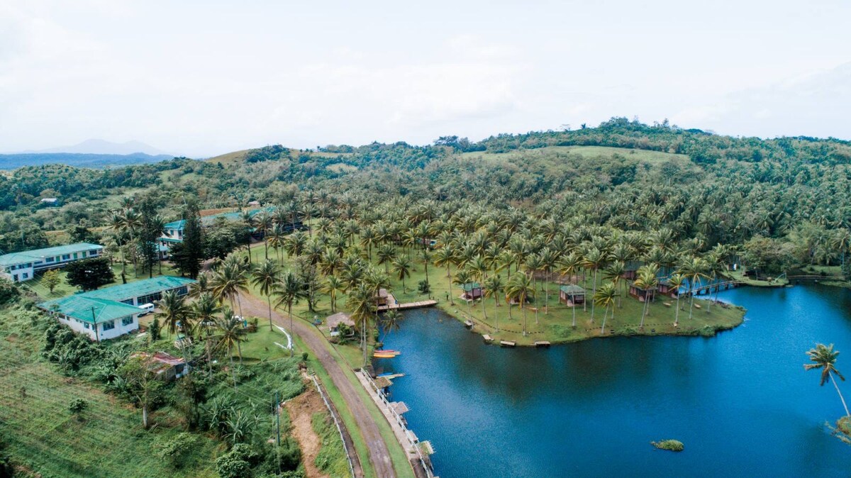 Caliraya Ecoville的湖畔原住民小屋家庭