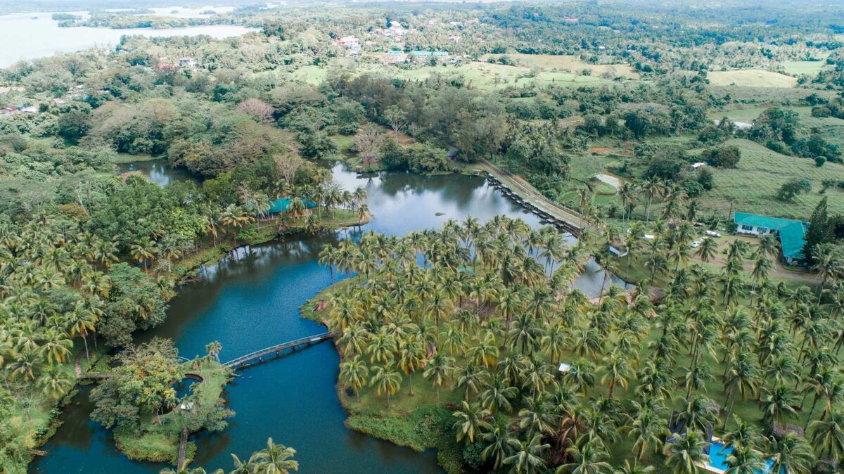 Caliraya Ecoville的湖畔原住民小屋家庭