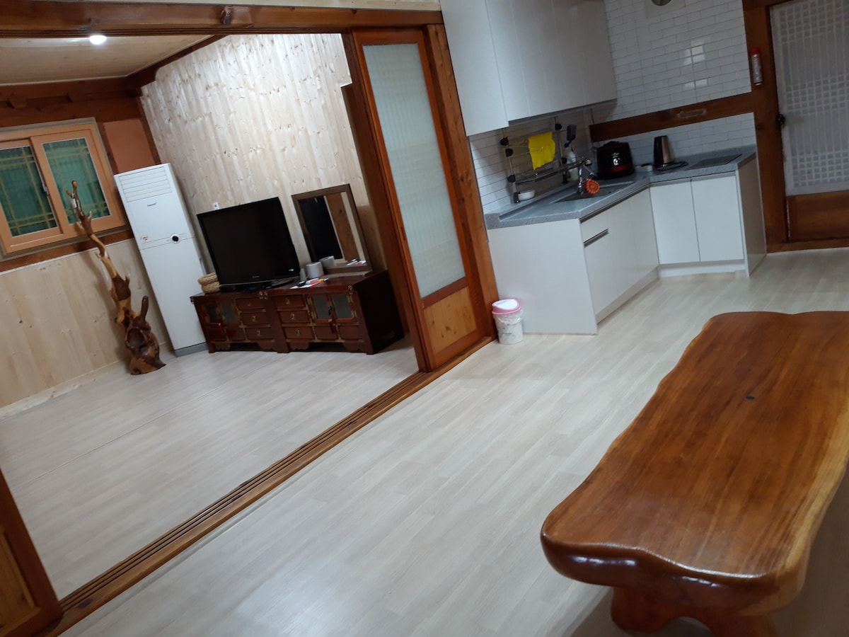 Happy 6 Room pyeong 
1间客房（ 1个卫生间， 1个水槽） Ondol单间公寓