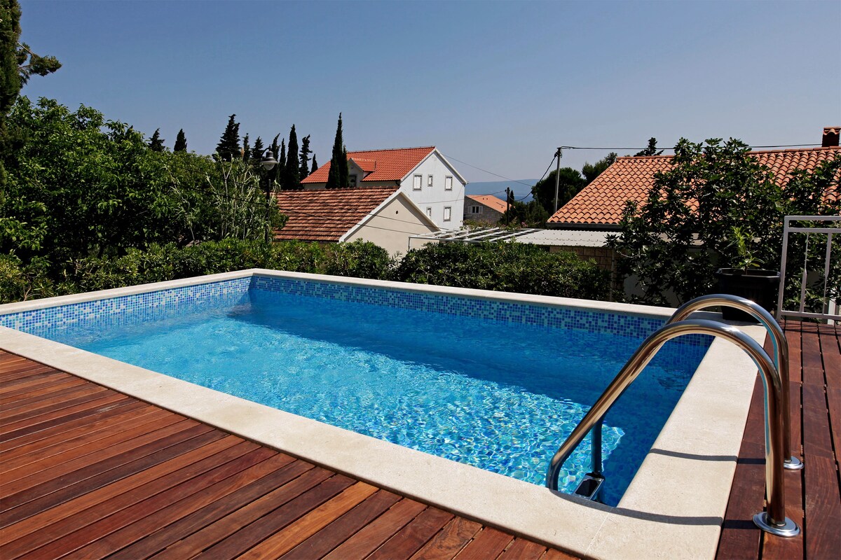 Villa Oleandra: Seaside Pool Retreat