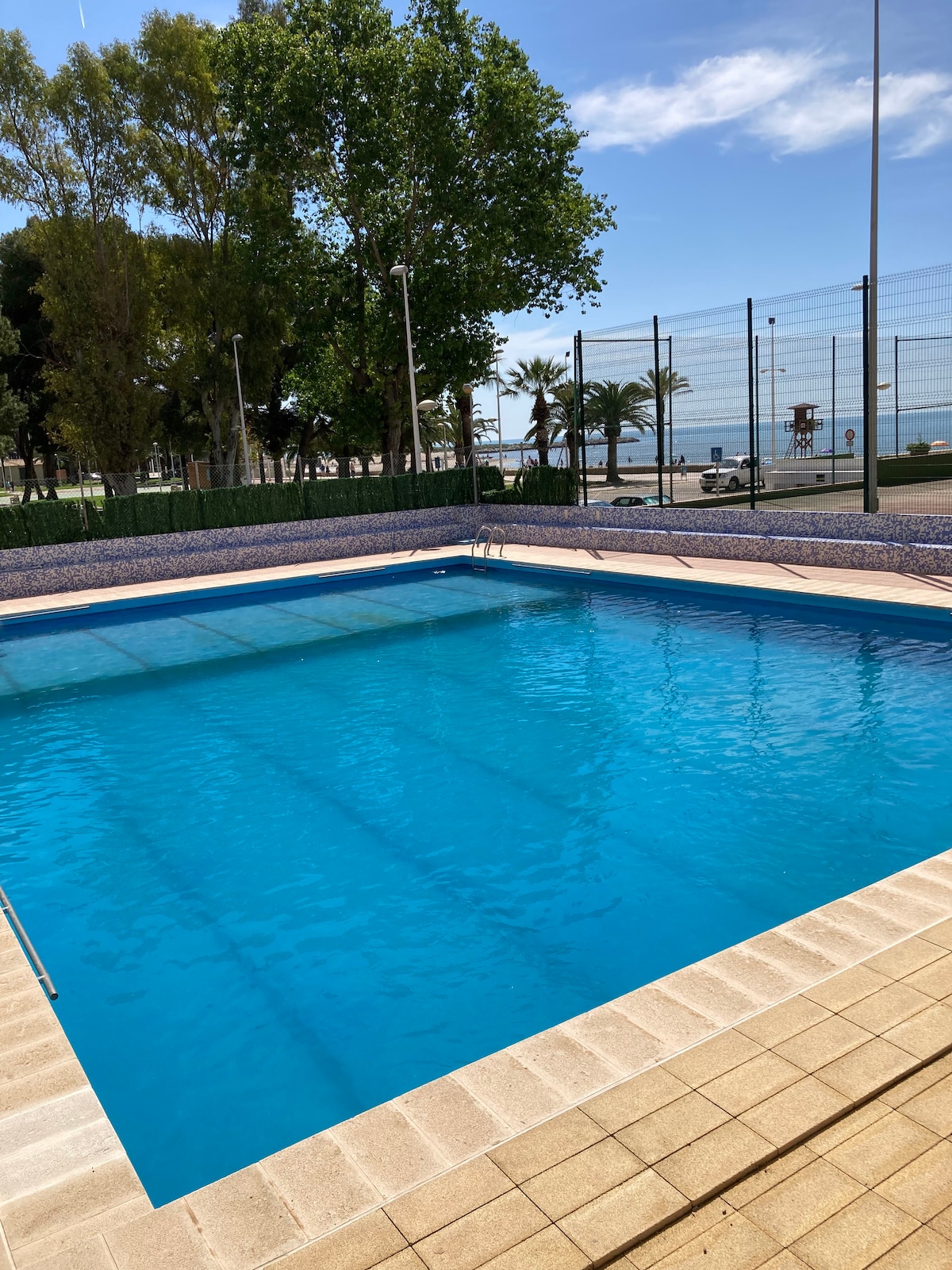 Precioso apartamento con piscina frente al mar.