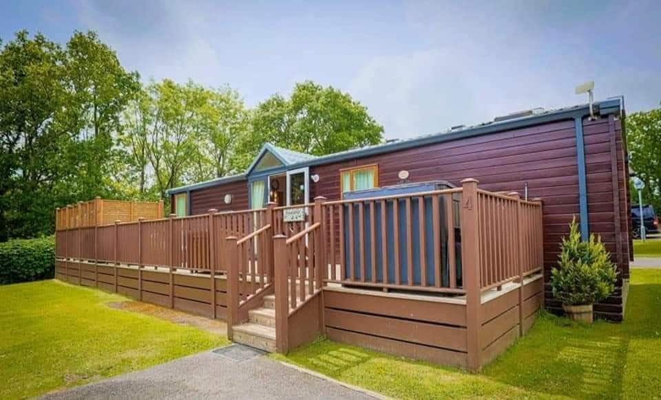 Cosy Willow Lodge with hot tub in Devon