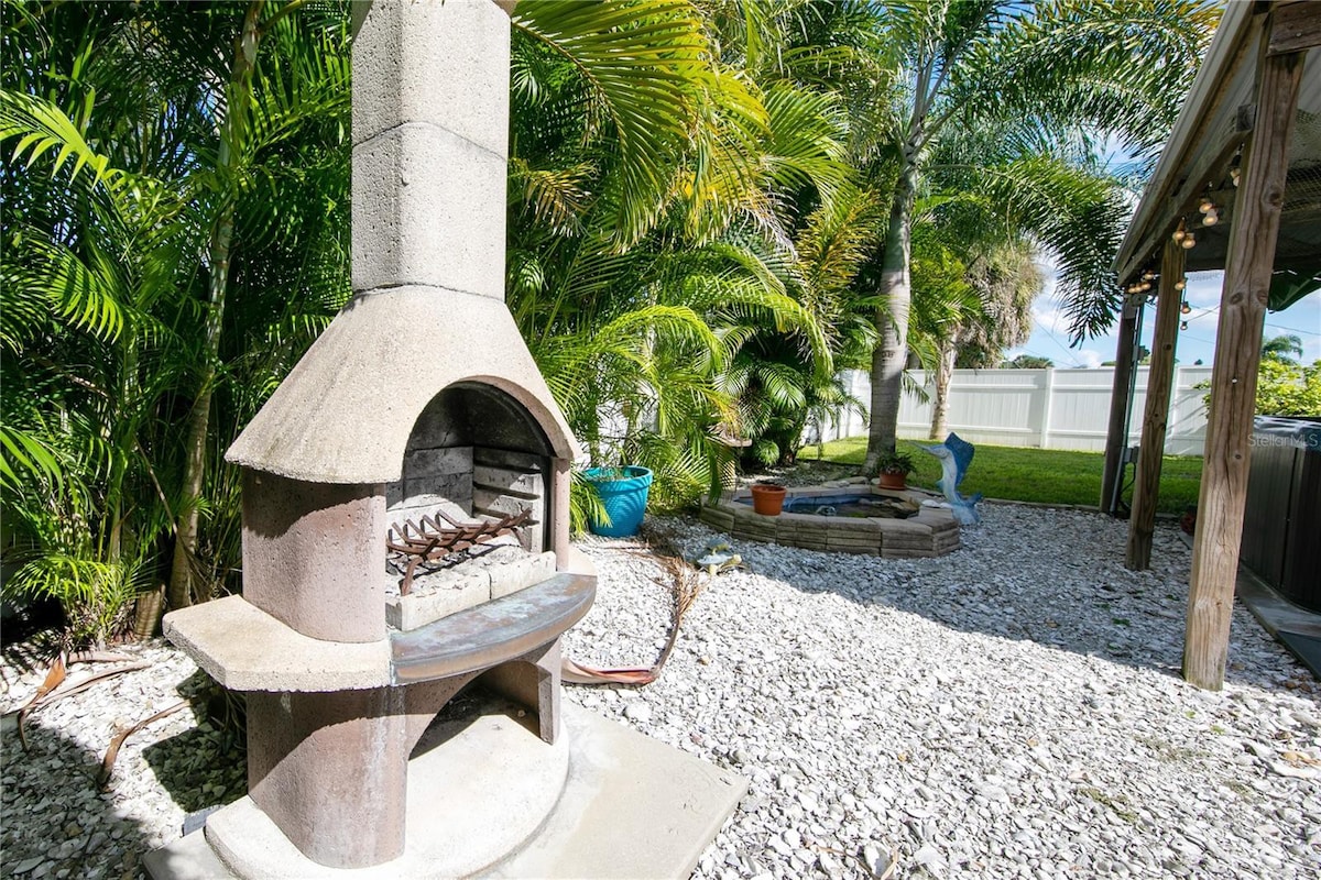 Gulf views, pool, hot tub, huge tiki hut!