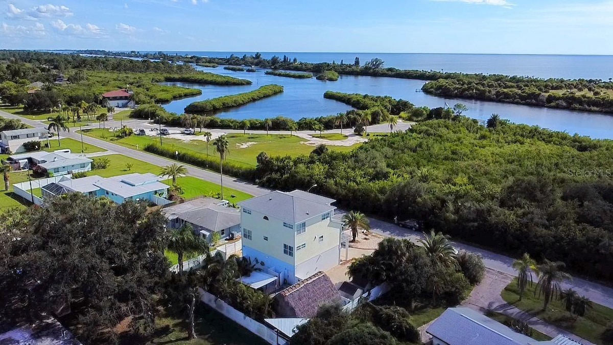 Gulf views, pool, hot tub, huge tiki hut!