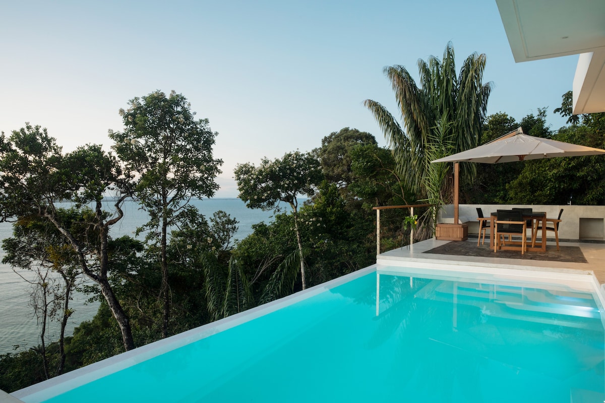 Vila Arbaro ，奢华泳池和海景。