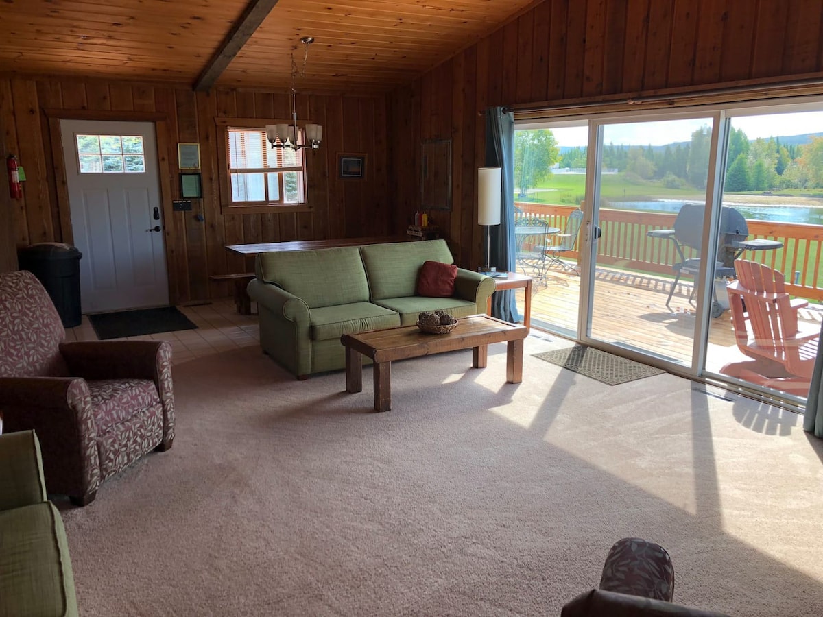 4BR Cabin: Private Hot Tub, Pool & Fireplace