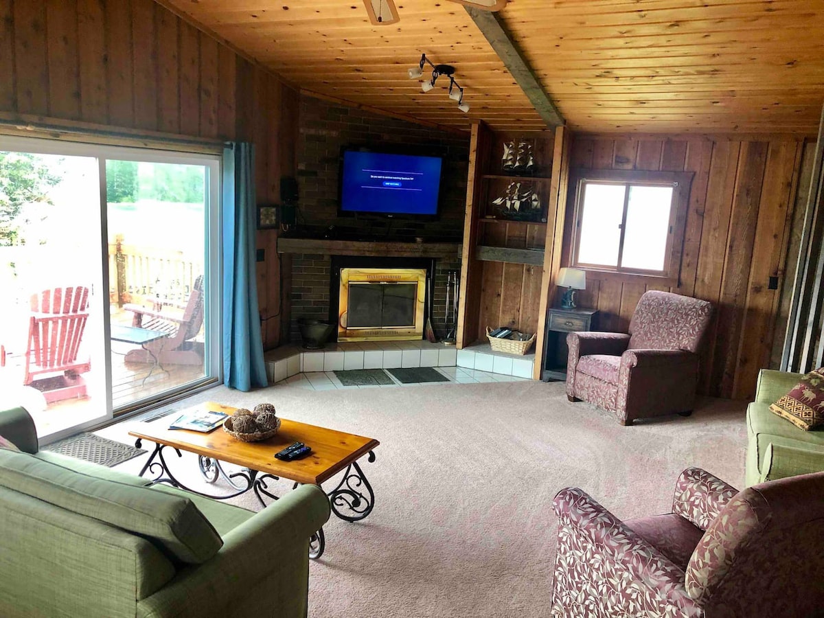 4BR Cabin: Private Hot Tub, Pool & Fireplace