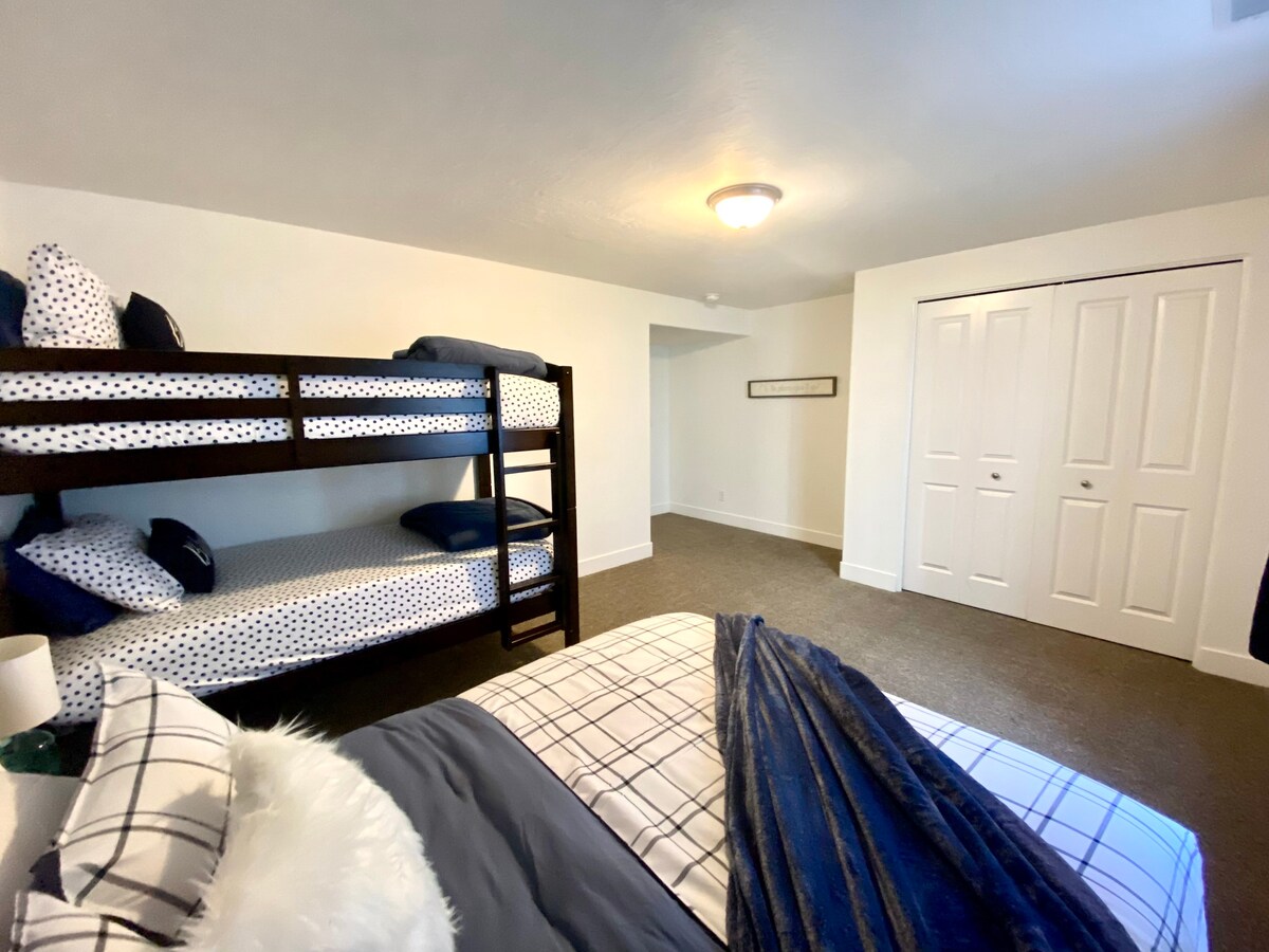 Modern 3-bedroom Guest Suite by Silicon Slopes