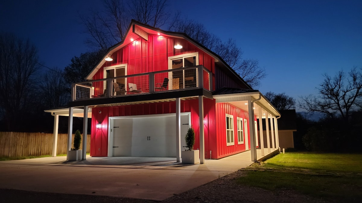 Modern Red Barn - Spacious & Comfortable Living