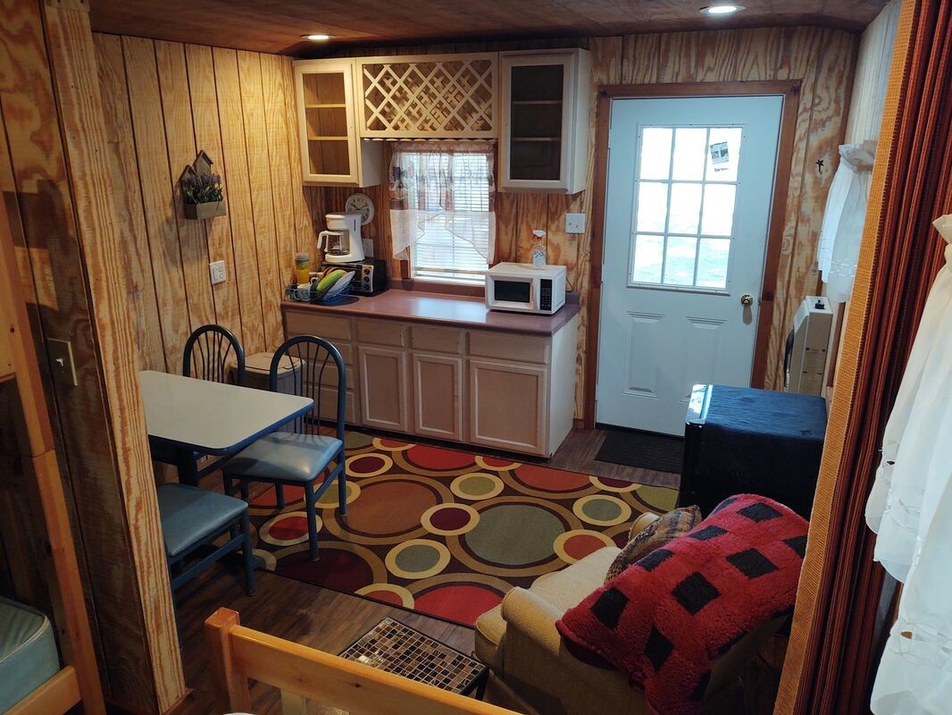 Tulip Cabin, Country Charm Campground