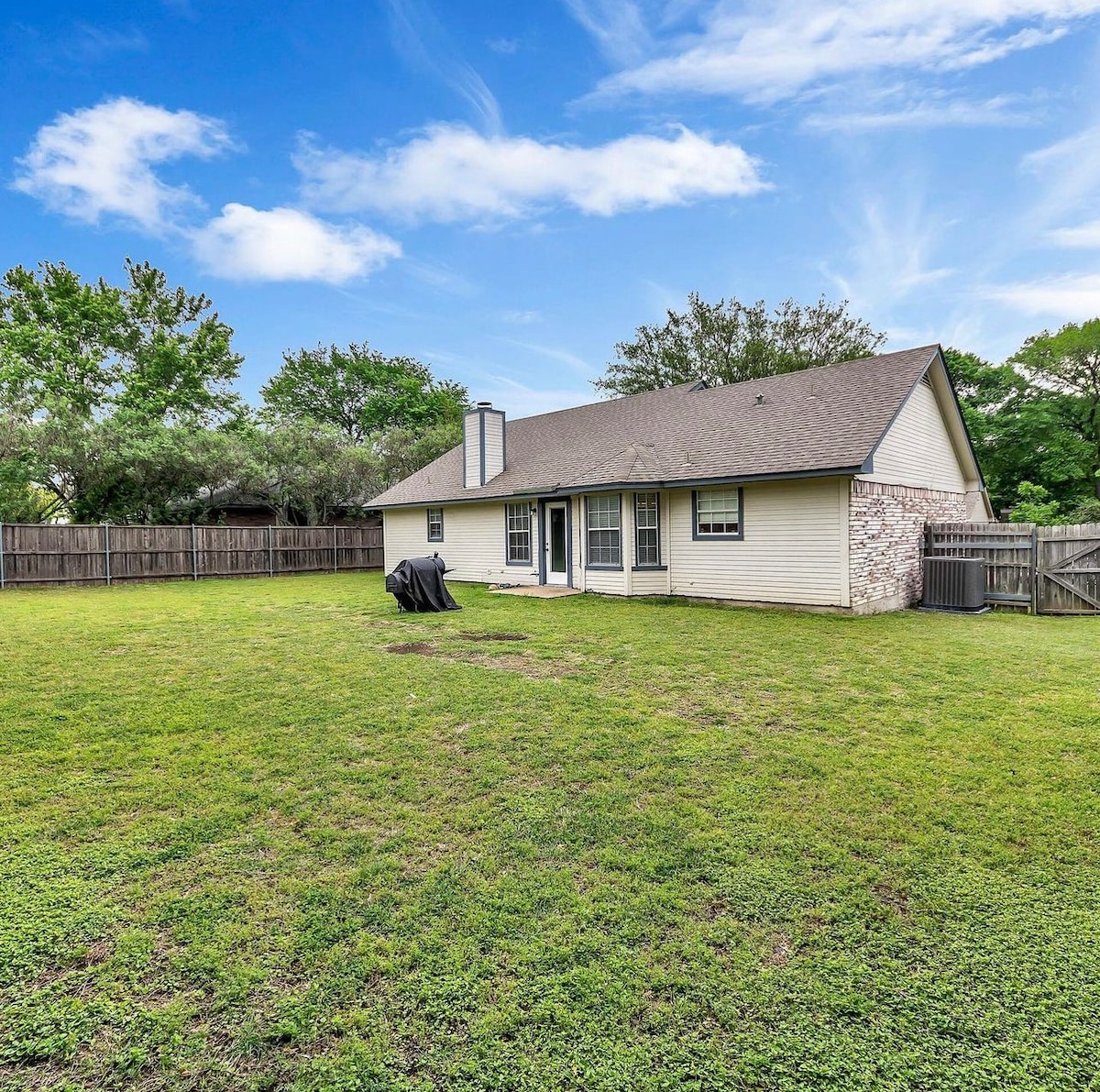 Serene Midlothian House, w/ a big yard