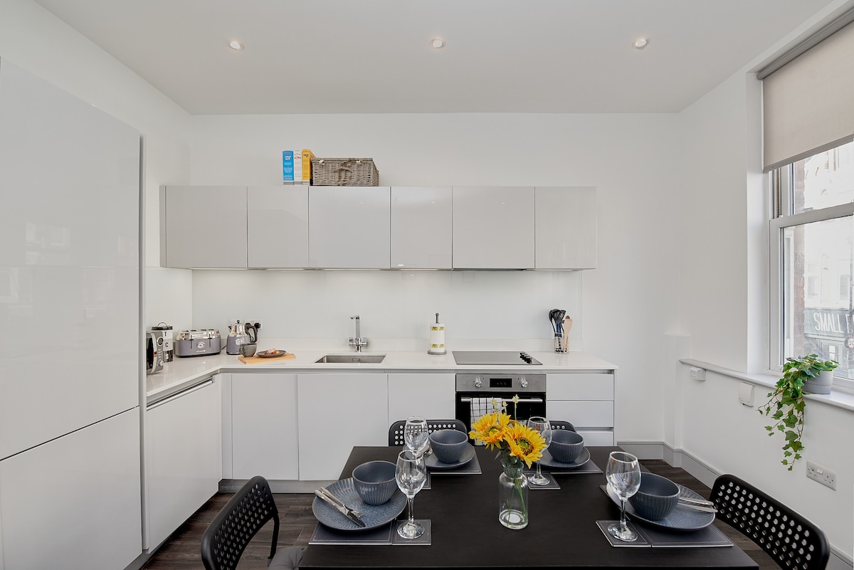 High spec 2 Bed apartment w/parking available