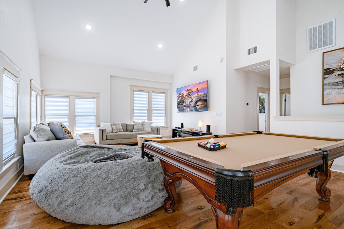 Stylish, Cozy, Spacious ~ 5★ Location ~ Pool Table