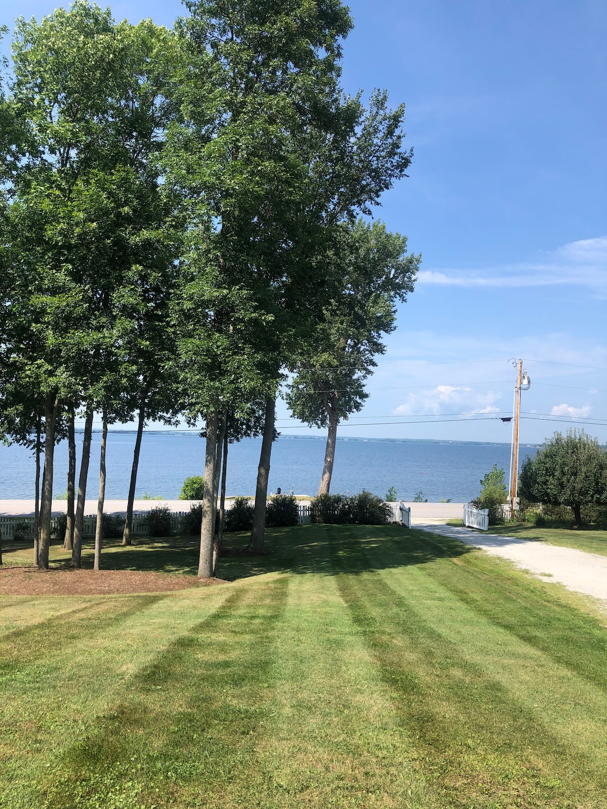 Entire Lakefront cottage, dock, nearby boat launch
