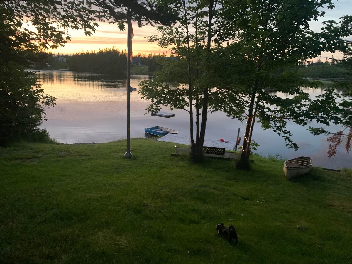 Cozy Cottage 45min fr St. John's, Hot Tub, on Pond