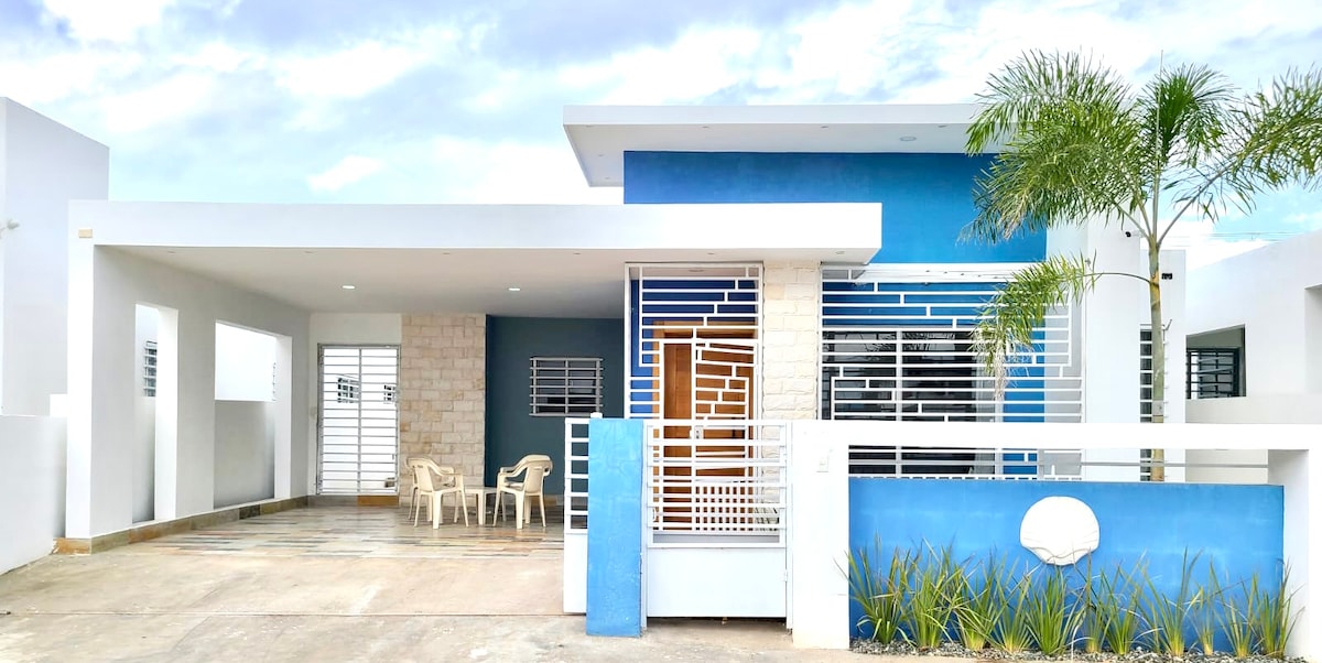 Cozy 3 Bedroom Home Near The Beach & Restaurants