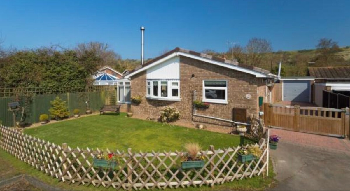 Cosy 2 bedroom bungalow,  5  min drive to the sea