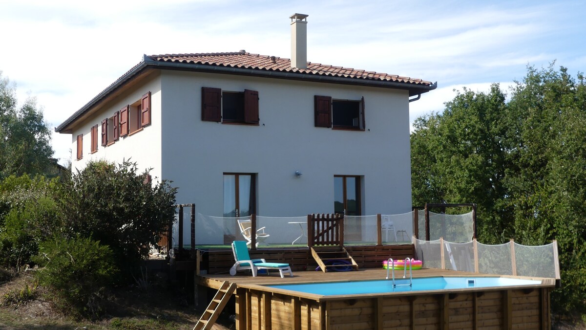 Villa avec piscine, terrain de pétanque au calme