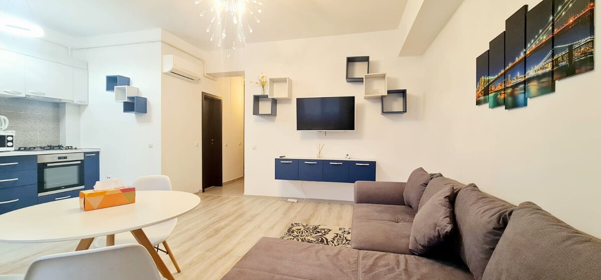 Luxurious Azure Apartment near Palas Mall